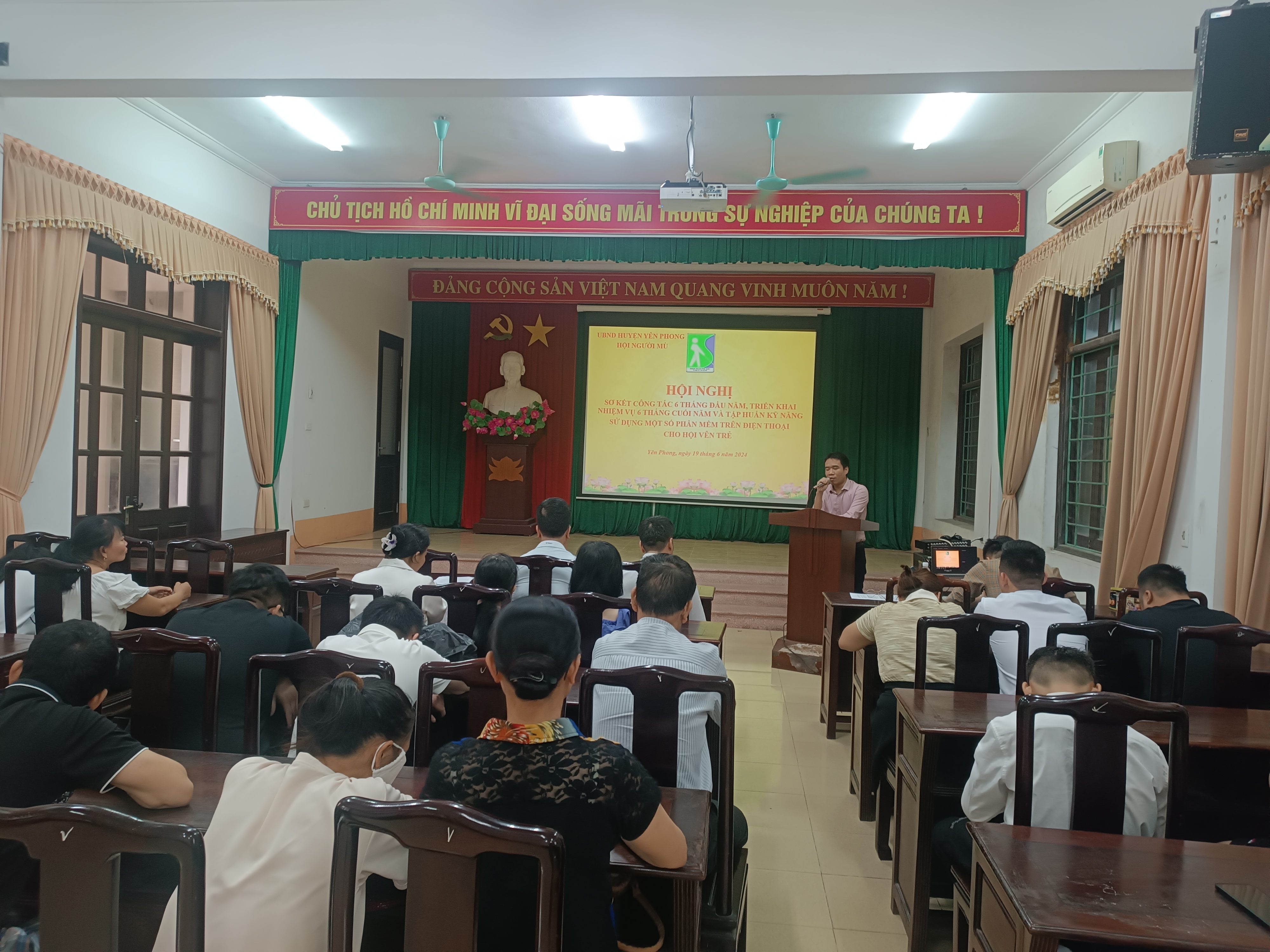 Huyện hội Yên Phong, Bắc Ninh sơ kết 6 tháng đầu năm và tập huấn sử dụng điện thoại thông minh 